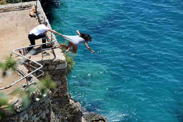 FOTO GALERI/ U përpoq, por nuk ia doli – Grindet me të dashurin hidhet nga shkëmbi