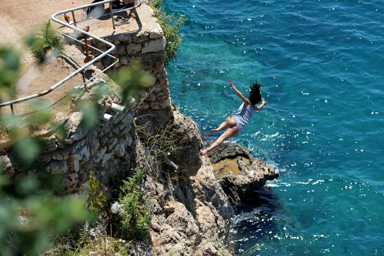 FOTO GALERI/ U përpoq, por nuk ia doli – Grindet me të dashurin hidhet nga shkëmbi