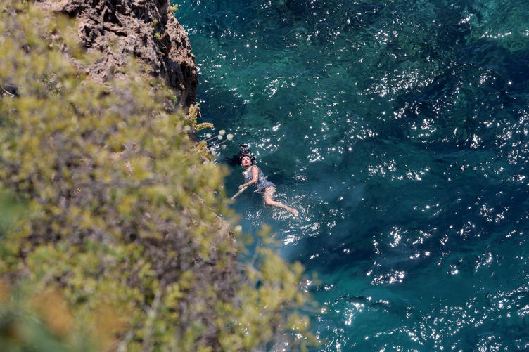 FOTO GALERI/ U përpoq, por nuk ia doli – Grindet me të dashurin hidhet nga shkëmbi