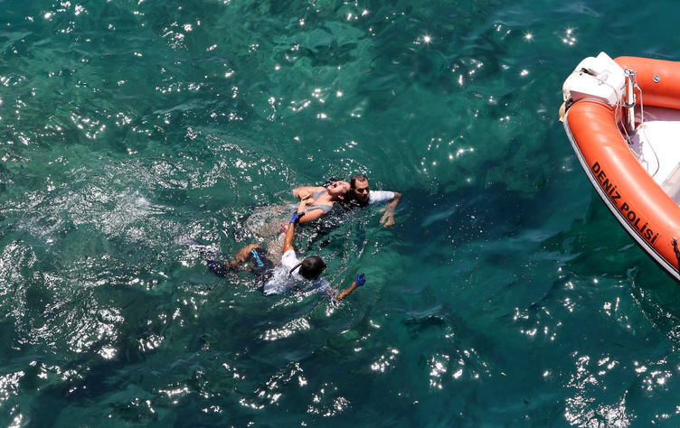 FOTO GALERI/ U përpoq, por nuk ia doli – Grindet me të dashurin hidhet nga shkëmbi