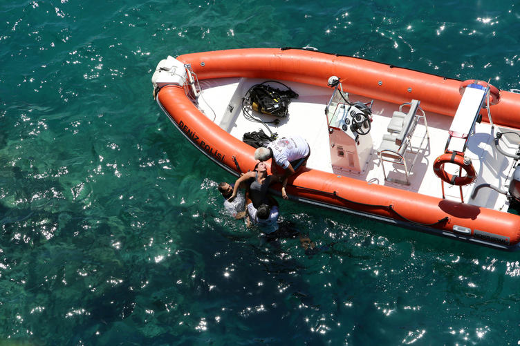 FOTO GALERI/ U përpoq, por nuk ia doli – Grindet me të dashurin hidhet nga shkëmbi