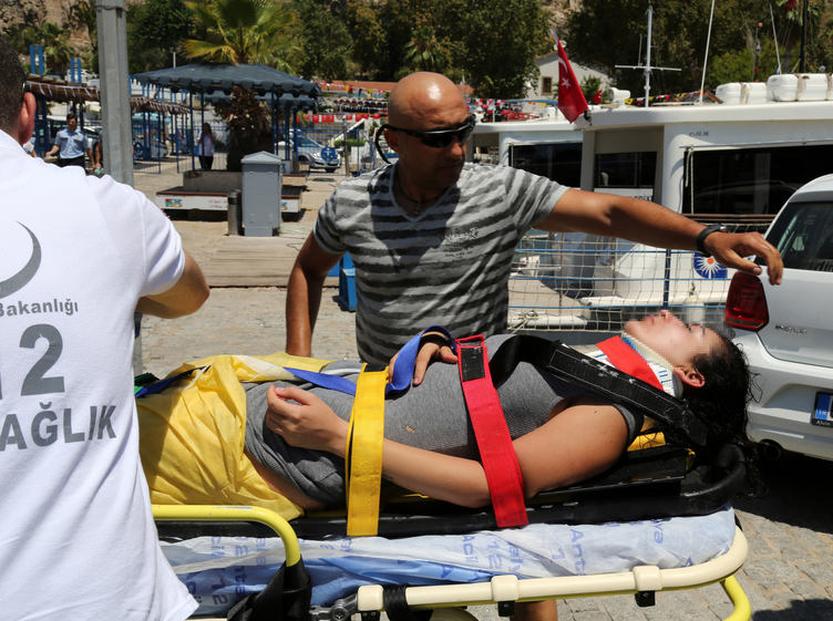 FOTO GALERI/ U përpoq, por nuk ia doli – Grindet me të dashurin hidhet nga shkëmbi