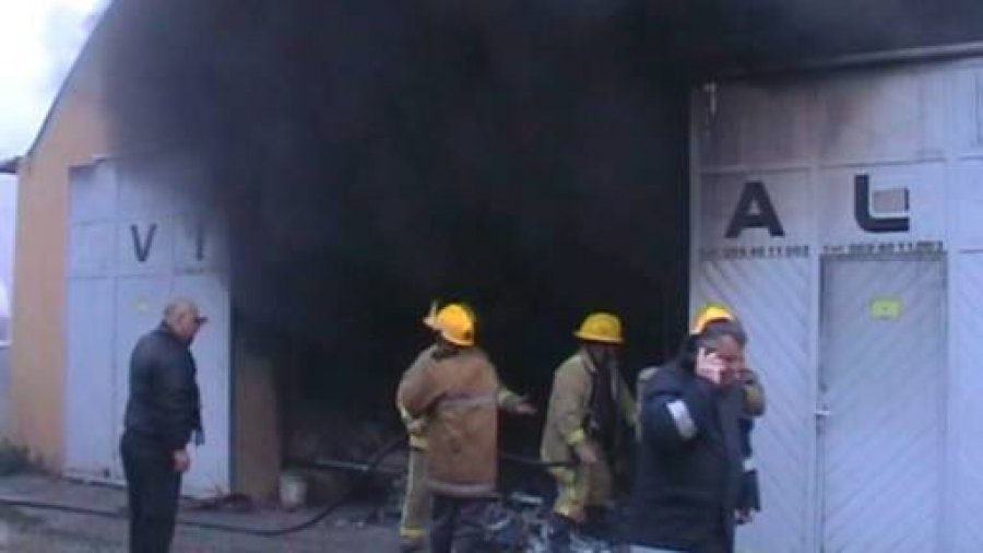 Tiranë, flakët pushtojnë një magazinë riciklimi