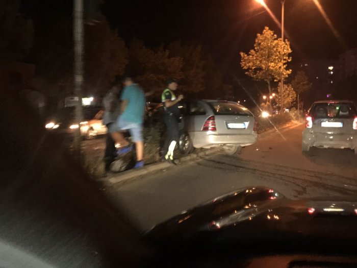 FOTO/ Katër makina në garë pë parakalim, përfundimi është i frikshëm