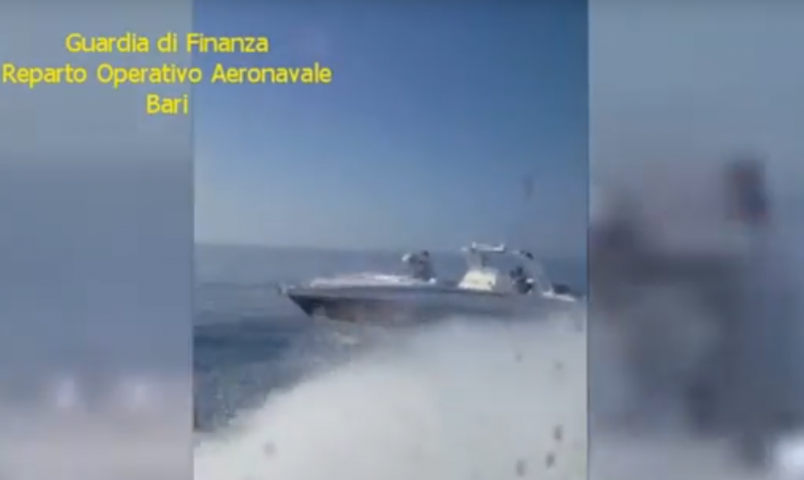 VIDEO/ Superoperacioni mes tre shteteve, policia italiane publikon videon: Si hodhën 2 ton drogë në det