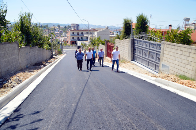 FOTO/ Kamëz, kryebashkiaku Xhelal Mziu inspekton punimet, ja rruga me standardet bashkëkohore