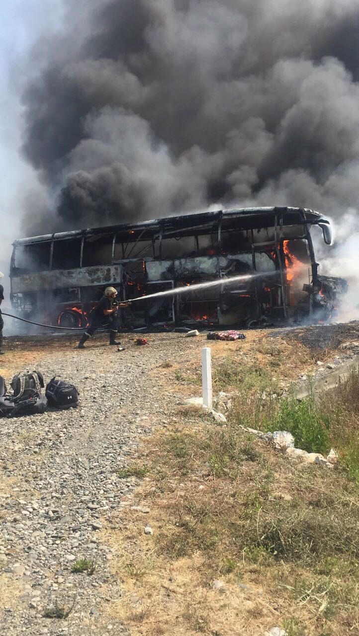 FOTO/ Milot, merr flakë autobuzi i mbushur me pasagjerë