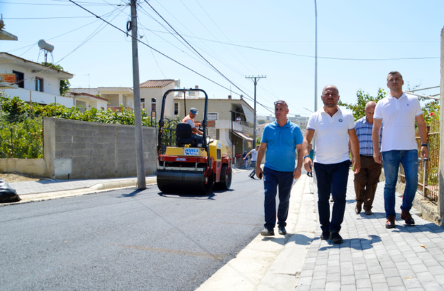 FOTO/ Kamëz, kryebashkiaku Xhelal Mziu inspekton punimet, ja rruga me standardet bashkëkohore