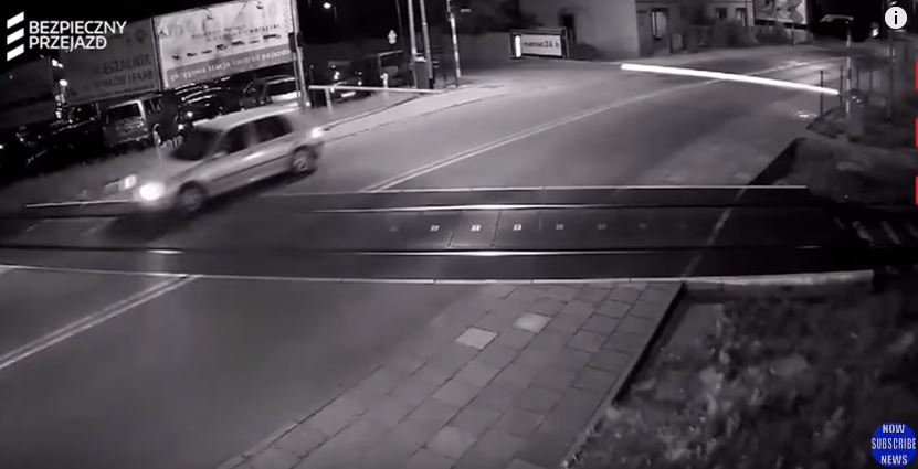 VIDEO/ Makina thyen traun, një fije peri i ndan nga përplasja me trenin