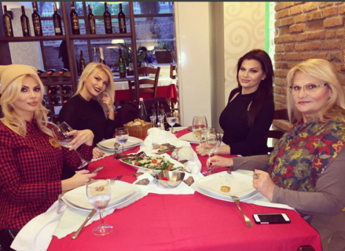 FOTO/ Njihuni me mbesën seksi të motrave Vjollca