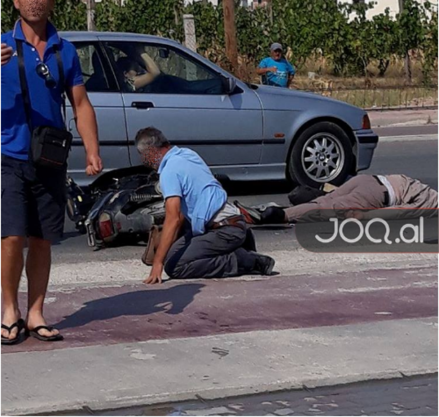 FOTO GALERI – PAMJE TË RËNDA/ Kavajë, aksident, gruaja me makinë përplas dy burra në asfalt