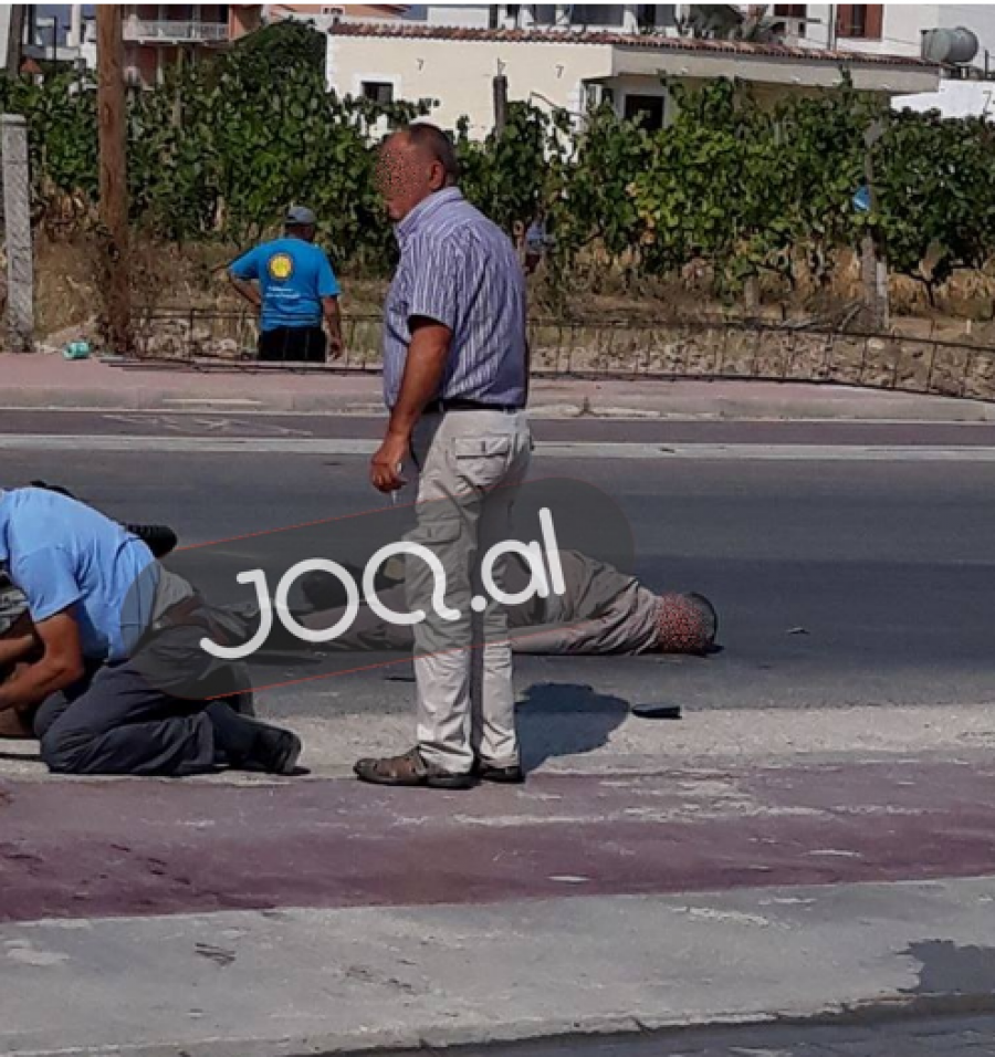 FOTO GALERI – PAMJE TË RËNDA/ Kavajë, aksident, gruaja me makinë përplas dy burra në asfalt