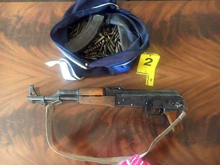 EMRI & FOTO/ Mirditë, bën trimin me armë në dorë përballë bashkëfshatarit, fshihet në ferra kur shkon Policia