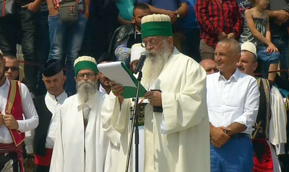 Presidenti Ilir Meta merr një dhuratë të çmuara nga Baba Mondi në majën e Tomorrit