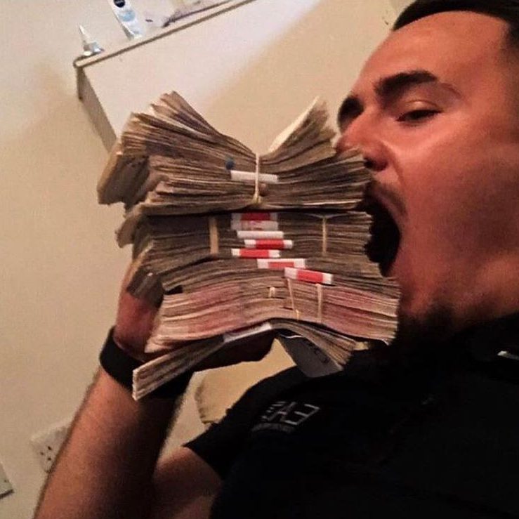 EMRAT & FOTO GALERI/ Angli, shqiptarët show me foto me para në rrjetet sociale, por i prangos policia