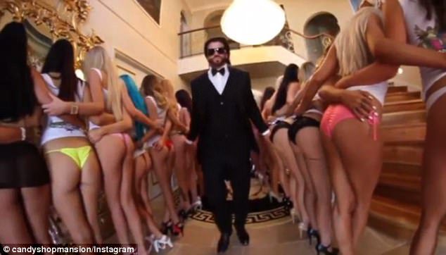 FOTO/ Çpo ndodh me Candyman, foto me gruan dhe dy dashnoret nudo