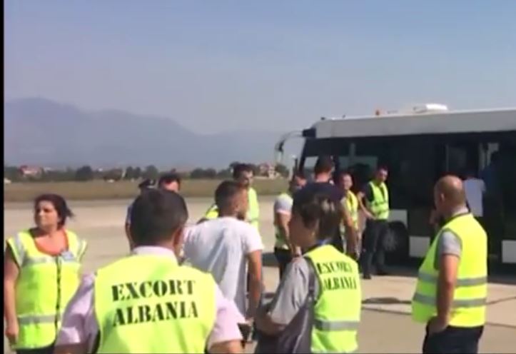 VIDEO/ Rinas, Gjermania dhe Franca “postojnë” 157 shqiptarë “të arratisur”, Policia e Shtetit “i merr në dorëzim”