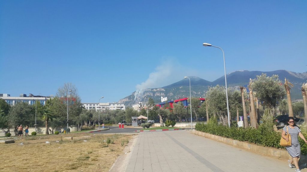 FOTO/ Dajti pushtohet nga zjarri, terreni i thyer vështirëson ndërhyrjen e zjarrfikësve