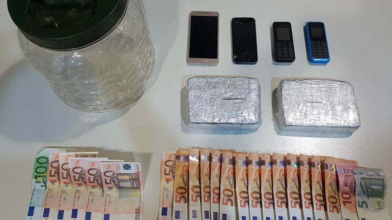 FOTO/ Greqi, bosi shqiptar e kontrollonte trafikun e heroinës nga burgu, pranga dy kushërinjve