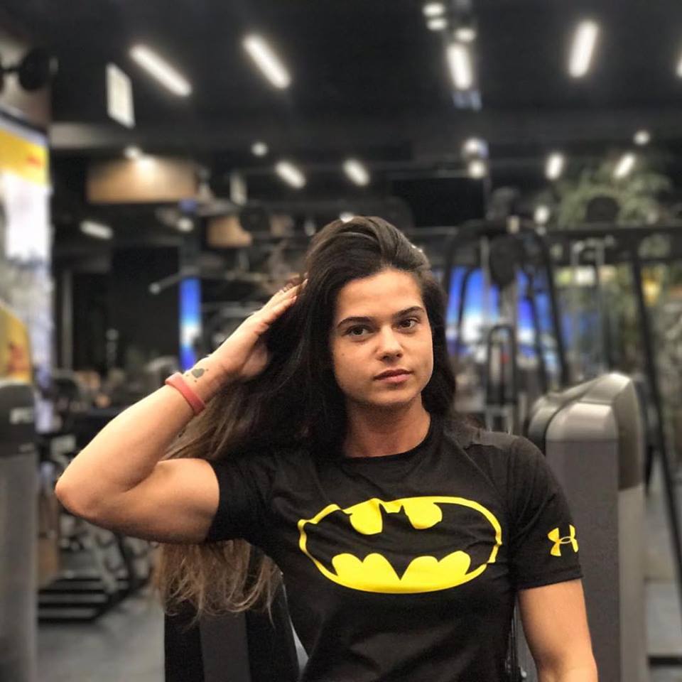 FOTO/ Çmendet instruktorja shqiptare zhvishet lakuriq në mes të palestrës