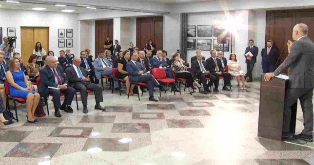 REAGIMI/ Kryedelenxhiu i diplomacisë së “vrimës në ujë”