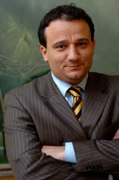 Andis Harasani demaskon ambasadoren shqiptare në Hollandë: Çfarë fshihet pas deklaratave të “kësaj mortjes”!