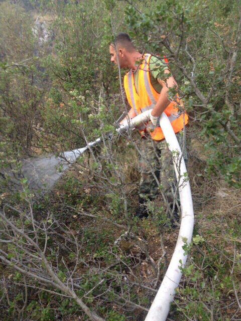 FOTO/ Lufta për shuarjen e zjarreve, mbi 300 efektivë të Forcave të Armatosura të angazhuar