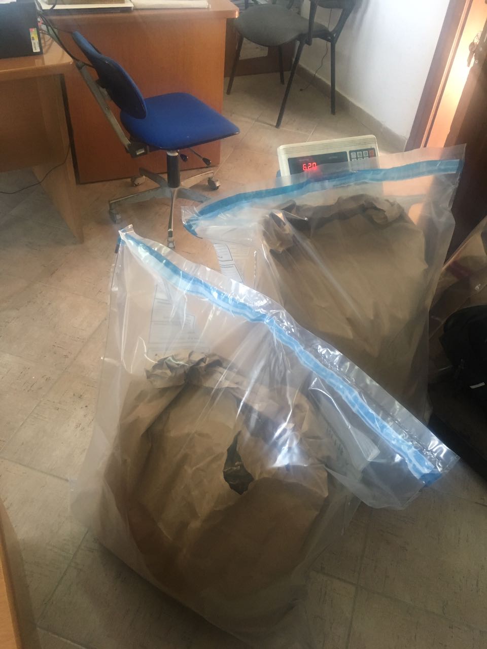 FOTO/ Vlorë, policia gjen 11 kg drogë në pyll
