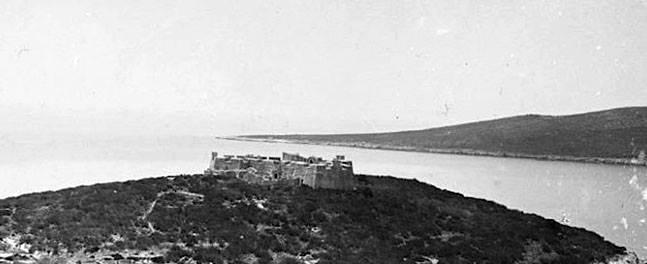 FOTO/ Kalaja e Ali Pashë Tepelenës, kamp internimi – Ja sa burra e gra vuajtën dënimin, si jetonin e ushqeheshin