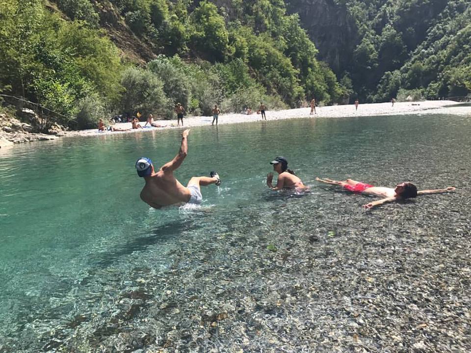 FOTO/ “Oazi i paqes”, shqiptare dhe seksi, ja në cilin lum mund ti gjeni