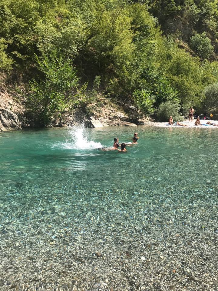 FOTO/ “Oazi i paqes”, shqiptare dhe seksi, ja në cilin lum mund ti gjeni