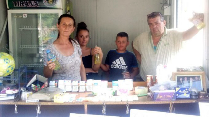 FOTO LAJM/ Librazhd, ngujohet familja në kioskën e gazetave, kërcënojnë të vetëdigjen me benzinë