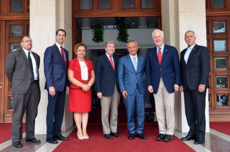 FOTO/ Presidenti Meta pret delegacionin e senatit Amerikan