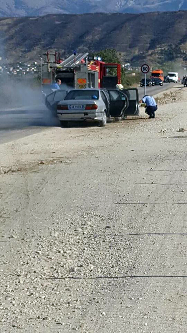 FOTO GALERI/ Shpërthen në flakë makina në ecje, shkrumbohet në aksin Sarandë – Gjirokastër