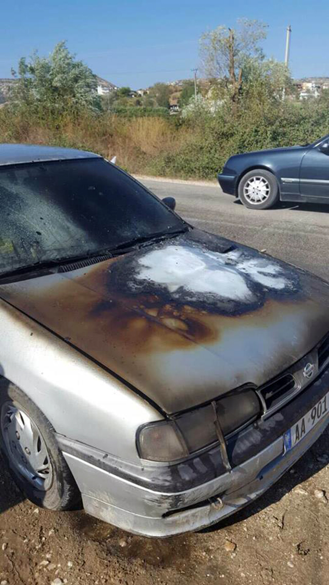 FOTO GALERI/ Shpërthen në flakë makina në ecje, shkrumbohet në aksin Sarandë – Gjirokastër