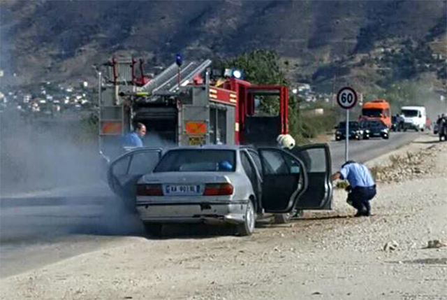 FOTO GALERI/ Shpërthen në flakë makina në ecje, shkrumbohet në aksin Sarandë – Gjirokastër