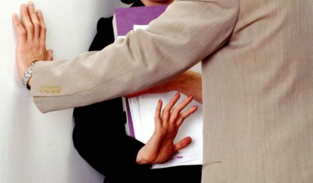 Divjakë, qejfliu 74-vjeçar “i zë pritë” 41-vjeçares dhe “i këndon” “I want your sex”