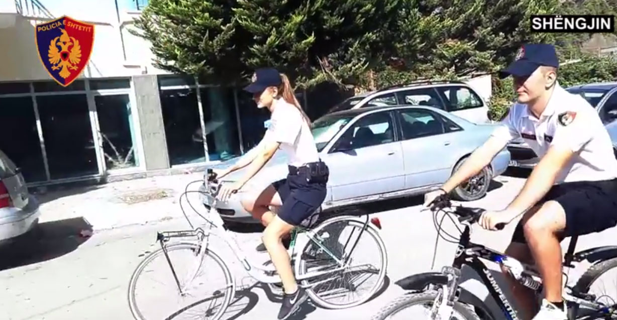 VIDEO/ Shikoni policët që patrullojnë në Shëngjin, të rinj, të pashëm e mbi biçikleta