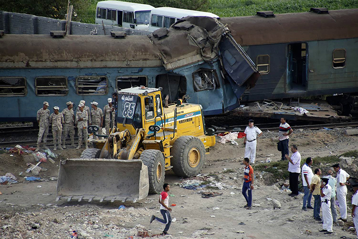 FOTO/ Përplasen dy trena “kokë më kokë”, 36 të vdekur dhe mbi 100 të plagosur