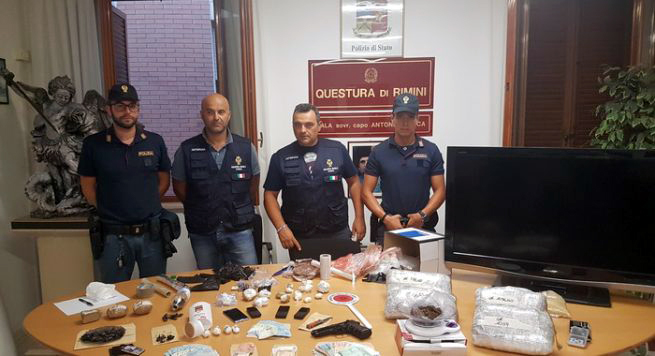 Itali, 4 trafikantë shqiptarë kapen me 1 kg kokainë e 4 kg marijuanë