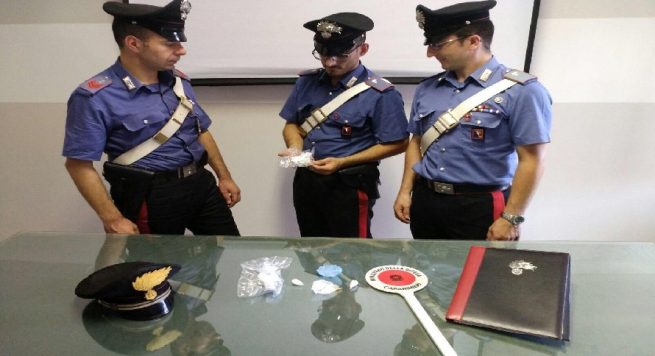 Itali, i shtoheshin vizitorët në shtëpi, shqiptari kapet 15 mijë euro kokainë