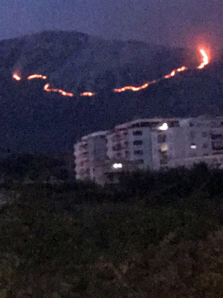 FOTO LAJM/ I del flaka edhe Radhimës, askush nuk shkon të shuajë zjarrin – rrezikohen banorët