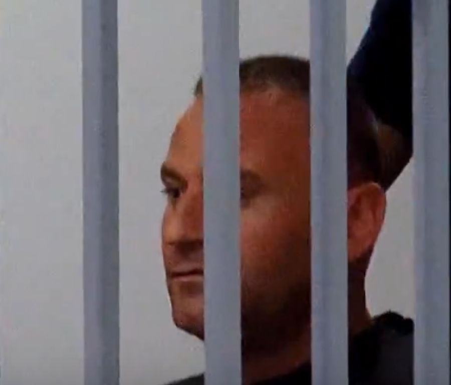 EMRI/ Zbërthehet Saimir Çullhaj, identifikohet personi që paketoi kallashnikovët për në Londër