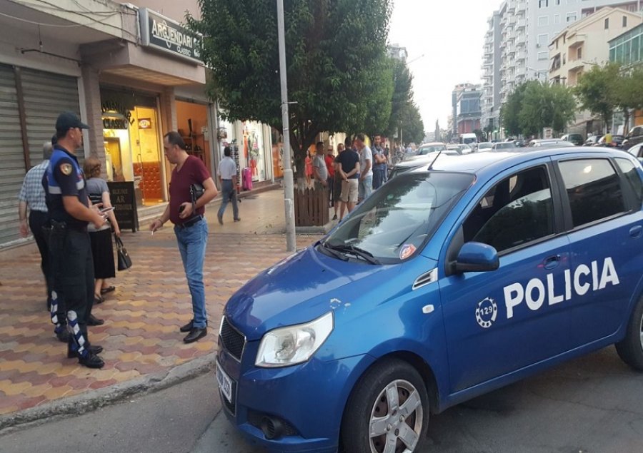 FOTO & EMRI/ Shkodër, sulmohet dhe grabitet vajza në mes të qytetit