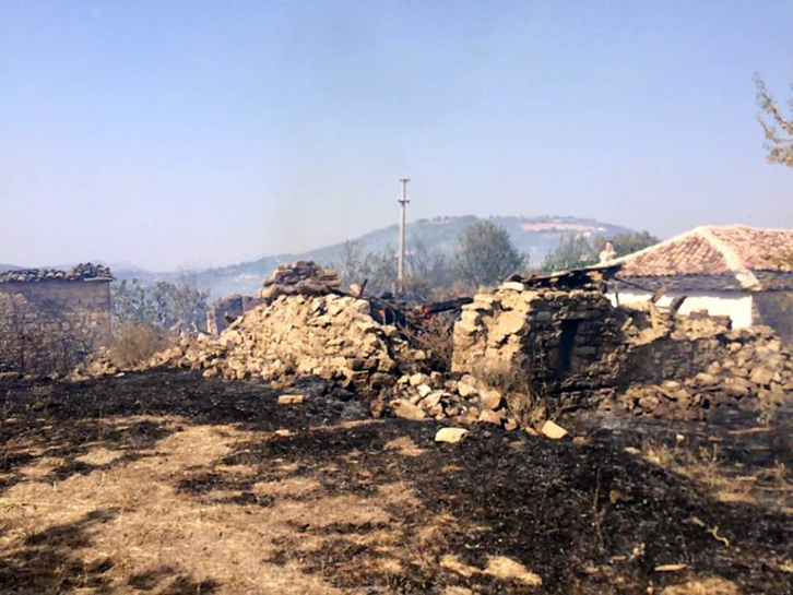 FOTO GALERI/ Mallakastër, fshatari i vë flakën fshatit, digjen 3 banesa në Çorrush