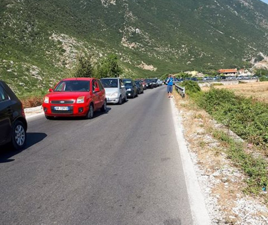 VIDEO & FOTO GALERI/ Panik në Qafën e Llogorasë, pushuesit bllokohen në rrugë