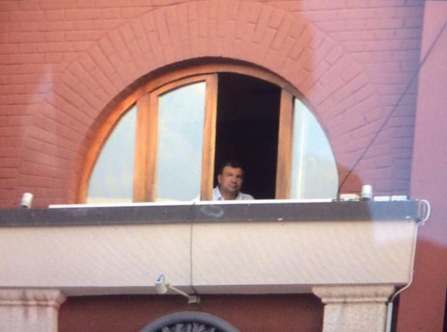 Sali Berisha i përgjigjet Vangjush Dakos: “Qytetari dixhital” të shpëtoi kur u more peng nga Shullazi që do të hidhte nga kati i 15 i pallatit