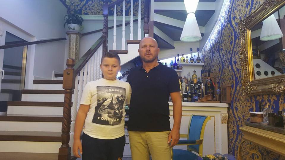 EMRI & FOTO GALERI/ Djali i Xhelal Mziut fiton Olimpiadën Kombëtare të Gjuhës Angleze