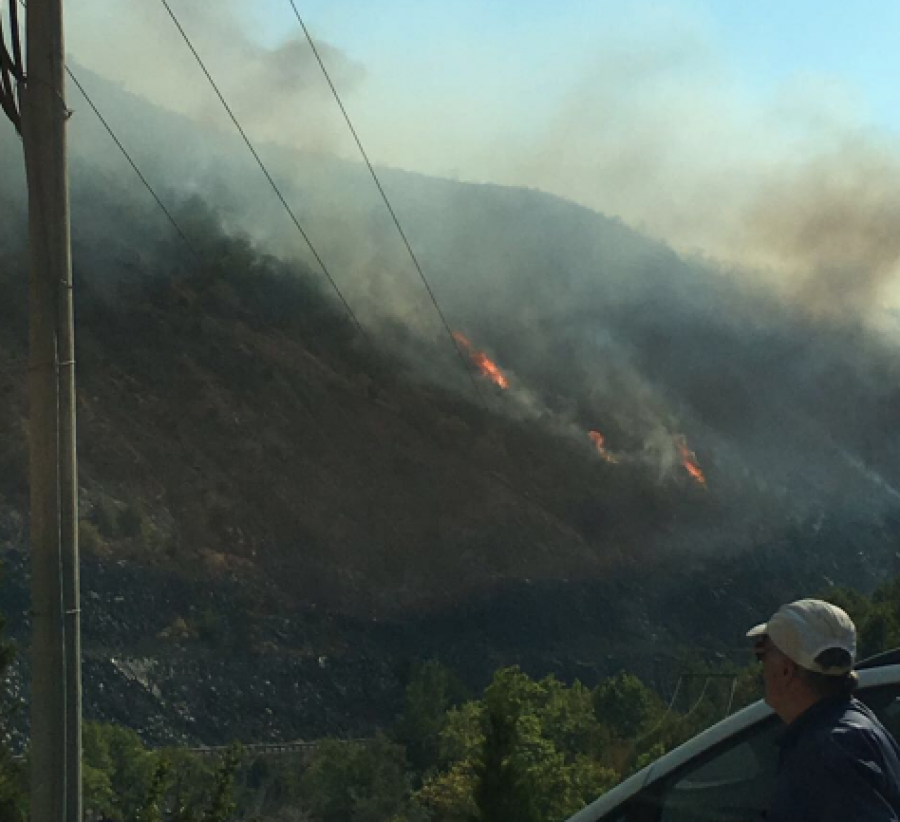FOTO/ Zjarr i madh në Librazhd