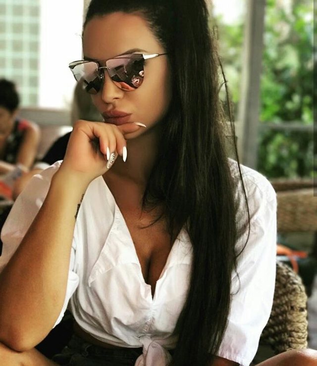 E akuzuan për “marrëdhënie” me të moshuar, reagon Marina Fara